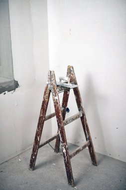 Yenileme odasında bir merdiven, iç inşaat evi ve h