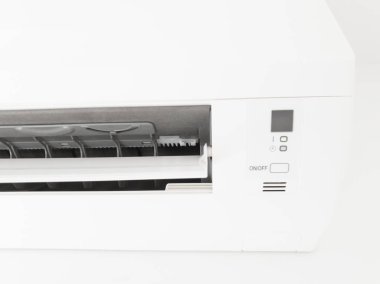 Modern havalandırma ünitesi oturma odasının içinde beyaz bir duvarda.