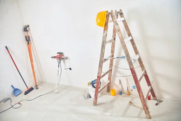 Werkzeuge und Raum bei Renovierungsfortschritten, Hausumbau, Bau — Stockfoto