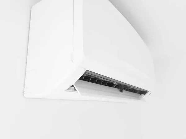 Moderní klimatizační jednotka na bílé stěně uvnitř obývacího pokoje — Stock fotografie