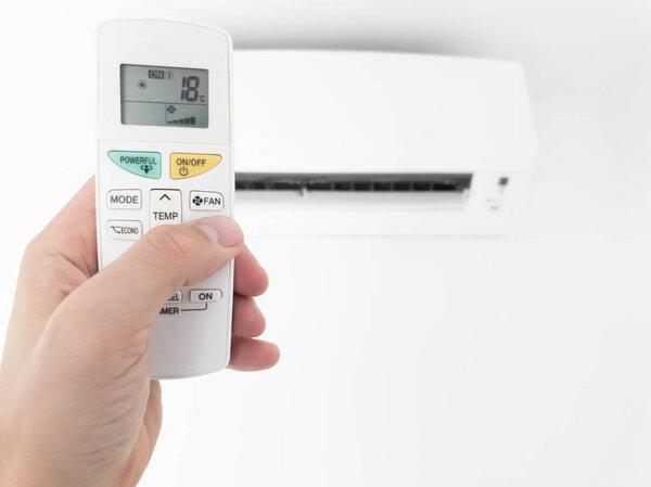 Современный кондиционер с пультом дистанционного управления
.