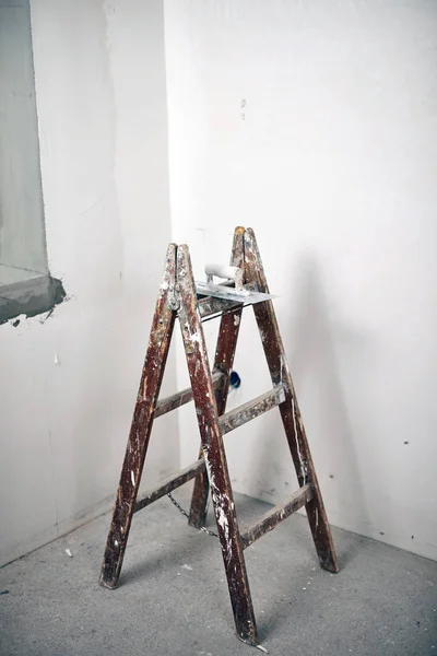 Ladder in een renovatieruimte, interieur en h — Stockfoto