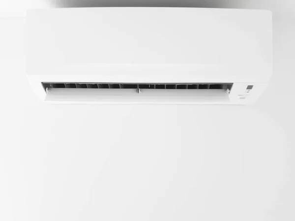 Nowoczesny klimatyzator na białej ścianie wewnątrz salonu — Zdjęcie stockowe
