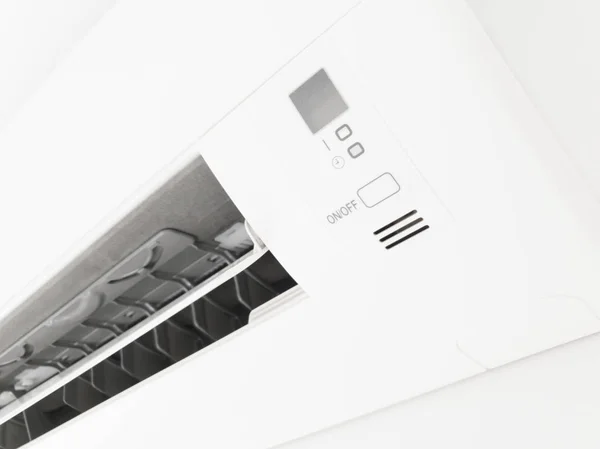 客厅内白墙上的现代空调装置 — 图库照片