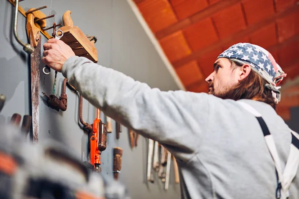 Handyman renovating interior, fixing and remodeling, working per — Stock Photo, Image