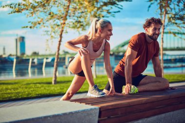Kentsel alanda egzersiz yapan modern çift.