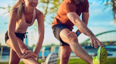 Kentsel alanda egzersiz yapan modern çift.