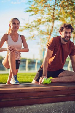 Kentsel alanda egzersiz yapan modern çift.