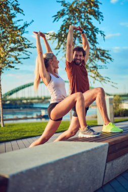 Kentsel alanda egzersiz yapan modern çift.