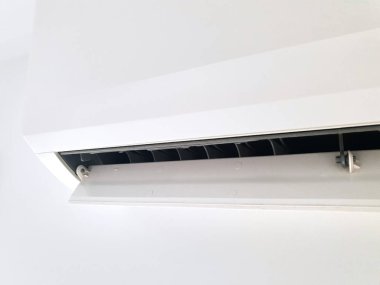 Modern havalandırma ünitesi oturma odasının içinde beyaz bir duvarda.