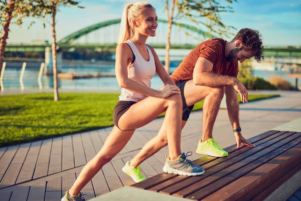 Casal moderno fazendo exercício na área urbana. — Fotografia de Stock