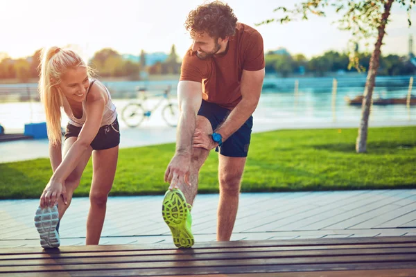 Casal moderno fazendo exercício na área urbana. — Fotografia de Stock