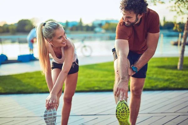 Casal moderno fazendo exercício na área urbana. — Fotografia de Stock