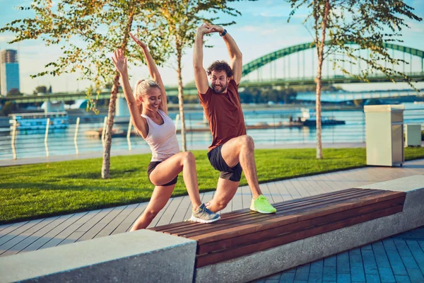 Pareja moderna haciendo ejercicio en zona urbana. — Foto de Stock