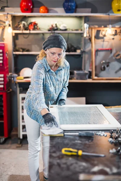 Carpenter working on the old wood in a retro vintage workshop. — Stock Photo, Image