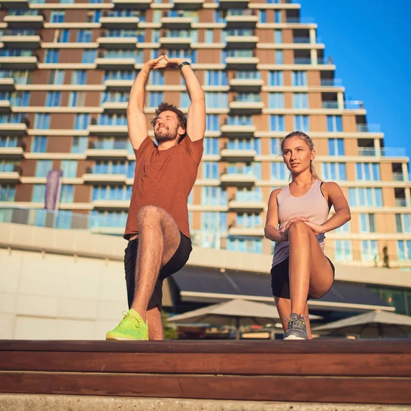 Casal moderno fazendo exercício na área urbana. — Fotografia de Stock