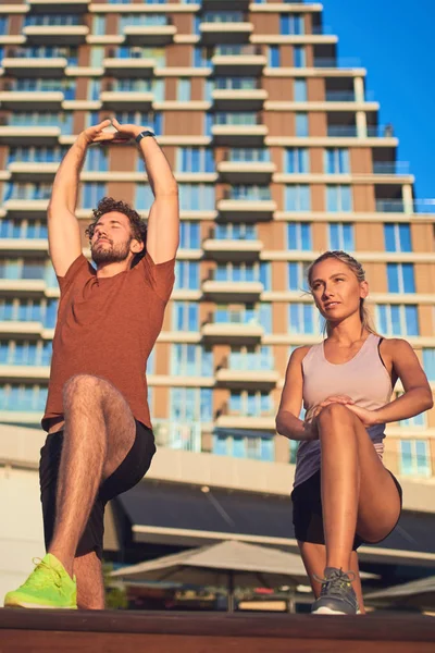 Casal moderno fazendo exercício na área urbana. — Fotografia de Stock