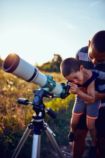 망원경으로 하늘을 관찰하는 아버지 와아들. — 스톡 사진