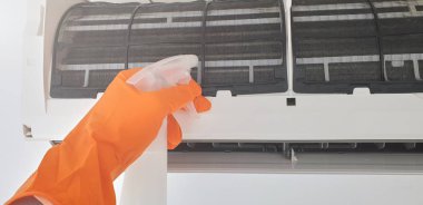 Modern klima ünitesi önleyici filtreyi temizliyor