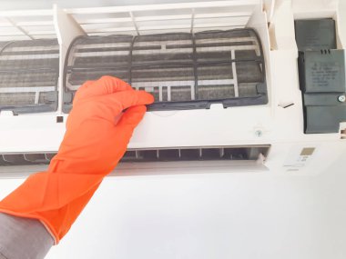 Modern klima ünitesi önleyici filtreyi temizliyor