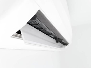 Modern havalandırma ünitesi oturma odasının içinde beyaz bir duvarda.