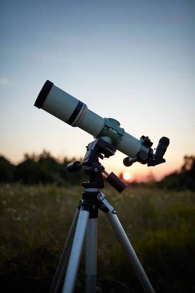 屋外の牧草地で宇宙を観測する望遠鏡. — ストック写真
