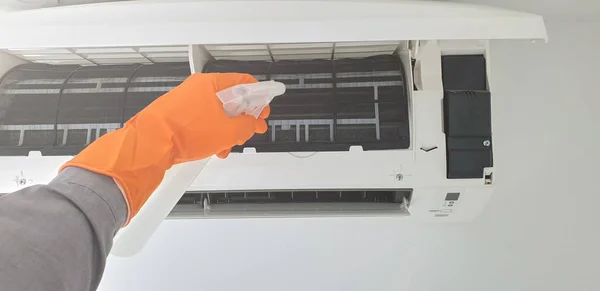 Servicio de aire acondicionado moderno limpieza del filtro para preven — Foto de Stock
