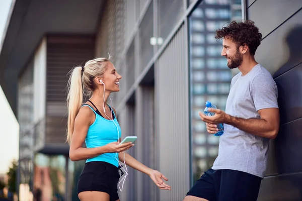 Σύγχρονη νεαρός άνδρας και γυναίκα κάνει παύση μετά από τρέξιμο / άσκηση — Φωτογραφία Αρχείου