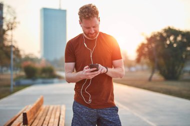 Modern genç adam şehir parkında çalışıyor..