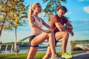 Kentsel alanda egzersiz yapan modern çift.