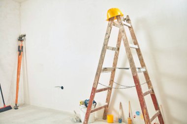 Araçlar ve oda tadilat aşamasında, ev tadilatı, konstrüksiyon