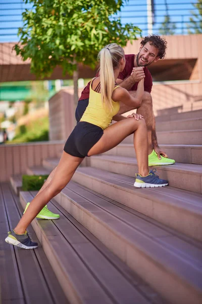 Σύγχρονη γυναίκα και ο άνθρωπος άσκηση σε αστικό περιβάλλον κοντά στο r — Φωτογραφία Αρχείου