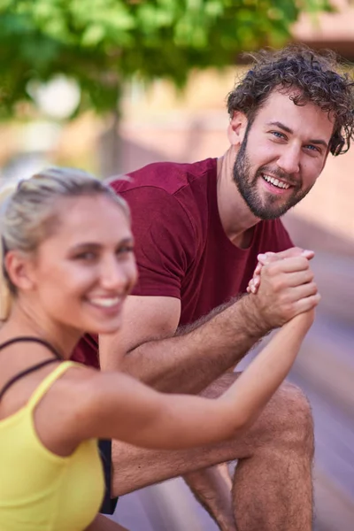 Mujer moderna y el hombre que ejercen en un entorno urbano cerca de la r — Foto de Stock