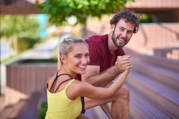 Mujer moderna y el hombre que ejercen en un entorno urbano cerca de la r — Foto de Stock