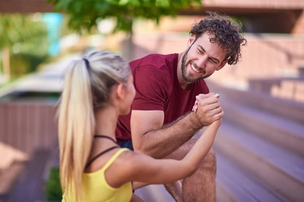 Mujer moderna y el hombre que ejercen en un entorno urbano cerca de la r — Foto de Stock