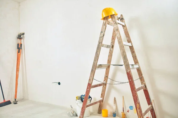 Ferramentas e sala em progresso de renovação, remodelação da casa, construção — Fotografia de Stock