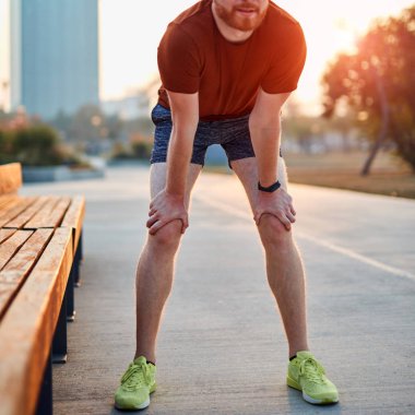 Modern genç adam şehir parkında çalışıyor..