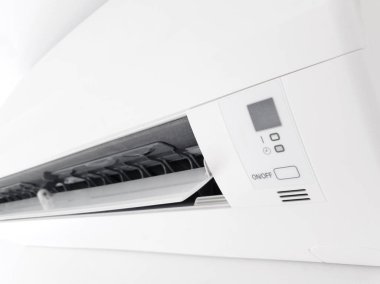 Modern havalandırma ünitesi oturma odasının içinde beyaz bir duvarda.