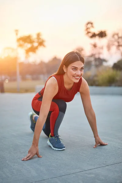 Jeune femme faisant de l'exercice dans un parc urbain . — Photo