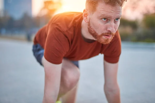 Młody współczesny mężczyzna jogging / ćwiczenia w parku miejskim. — Zdjęcie stockowe