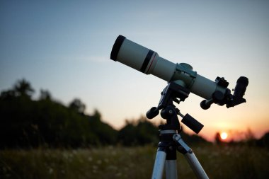 Evreni açık bir çayırda gözlemlemek için bir teleskop..