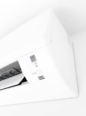 Modern havalandırma ünitesi oturma odasının içinde beyaz bir duvarda.