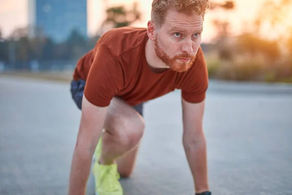 Jovem homem moderno jogging / exercício em um parque urbano . — Fotografia de Stock