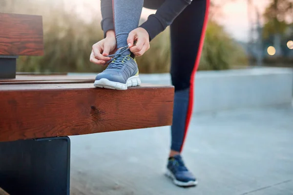 Mujer joven haciendo ejercicio en un parque urbano . — Foto de Stock