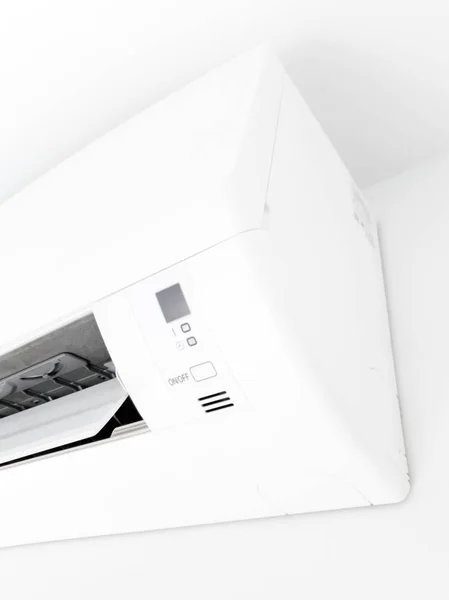 Moderna unità di aria condizionata su una parete bianca all'interno del soggiorno — Foto Stock