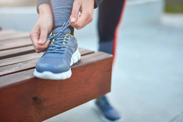 Mujer joven haciendo ejercicio en un parque urbano . — Foto de Stock