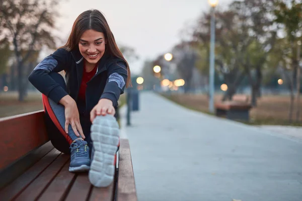 Jeune femme faisant de l'exercice dans un parc urbain . — Photo