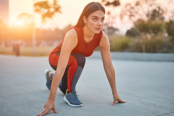 Jeune femme faisant de l'exercice dans un parc urbain . — Photo