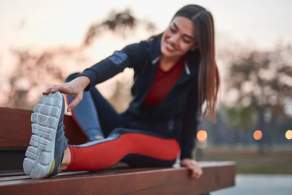 Jeune femme faisant de l'exercice dans un parc urbain . — Photo