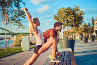 Kentsel alanda egzersiz yapan modern çift.